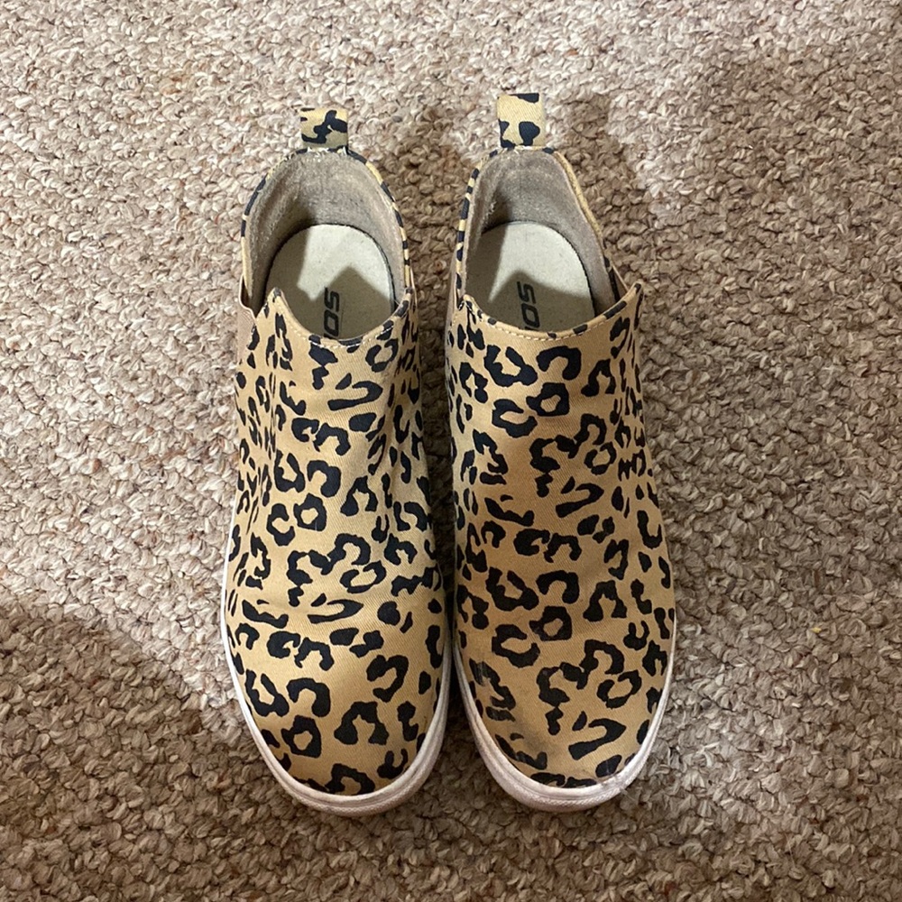 size 7.5 fit big small scuff and souls need cleaning:)